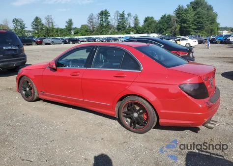 2013 Mercedes-Benz C 250 z USA, uszkodzony, nr VIN WDDGF4HB2DR241351